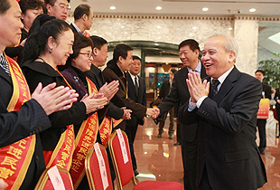 綠之韻集團(tuán)被全國(guó)工商聯(lián)、人力資源社會(huì)保障部、全國(guó)總工會(huì)聯(lián)合授予“全國(guó)就業(yè)與社會(huì)保障先進(jìn)民營(yíng)企業(yè)”稱號(hào)