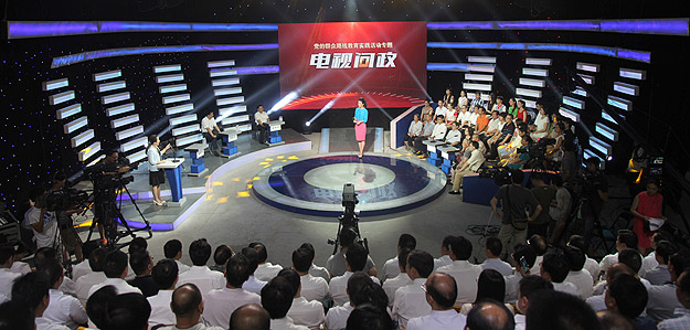 長沙市優(yōu)秀人大代表胡國安受邀參加中共湖南省委黨的群眾路線教育實踐活動專題電視節(jié)目《經(jīng)視問政》