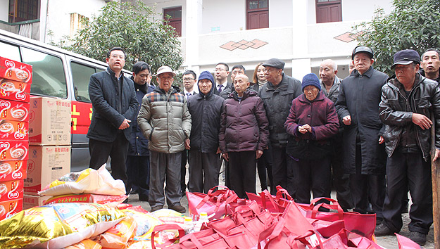 為老人送去寒春的溫暖——綠之韻黨總支部、團(tuán)支部開展學(xué)雷鋒送愛心活動(dòng)