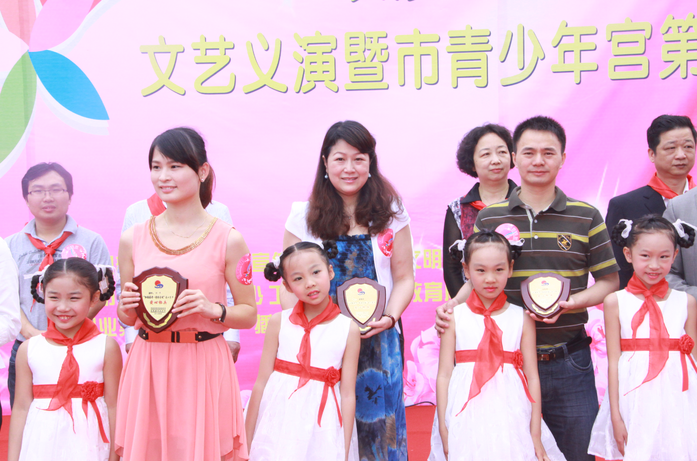 第三屆“杜鵑花開?情滿星城”召開，綠之韻集團捐資十萬定向幫扶孤苦、留守兒童