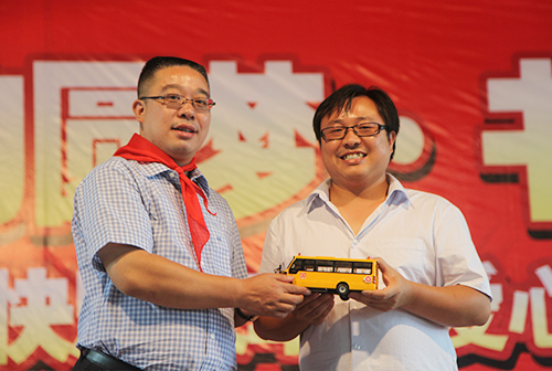 校車傳愛，書香助學——綠之韻快樂校車、愛心圖書捐贈安化山區(qū)孩子