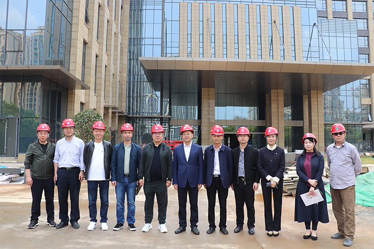 中共長沙市雨花區(qū)委常委、常務(wù)副區(qū)長吳平輝一行蒞臨綠之韻中心走訪調(diào)研