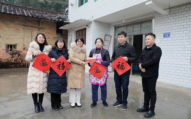 綠之韻集團(tuán)參加長沙市工商聯(lián)、市光彩事業(yè)基金會新春走訪慰問活動