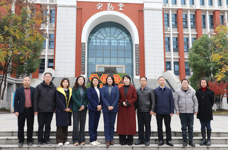 綠之韻集團(tuán)聯(lián)合瀏陽經(jīng)開區(qū)政協(xié)委員工作室開展“愛心助學(xué)·書香滿園”活動(dòng)走進(jìn)長郡瀏陽實(shí)驗(yàn)學(xué)校