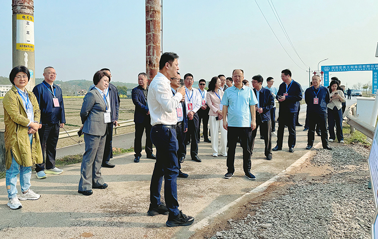 羅纘吉率市人大常委會(huì)組成人員集中視察全市 “一江六河”堤防建設(shè)情況 胡國(guó)安代表應(yīng)邀參加