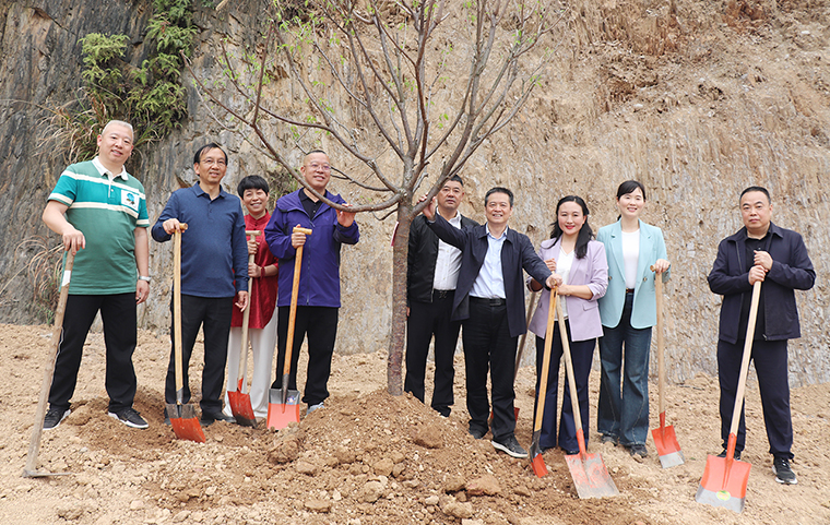 人大護(hù)綠·鄉(xiāng)村振興 | 胡均安代表參加益陽(yáng)市“五級(jí)代表齊添綠”植樹行動(dòng)