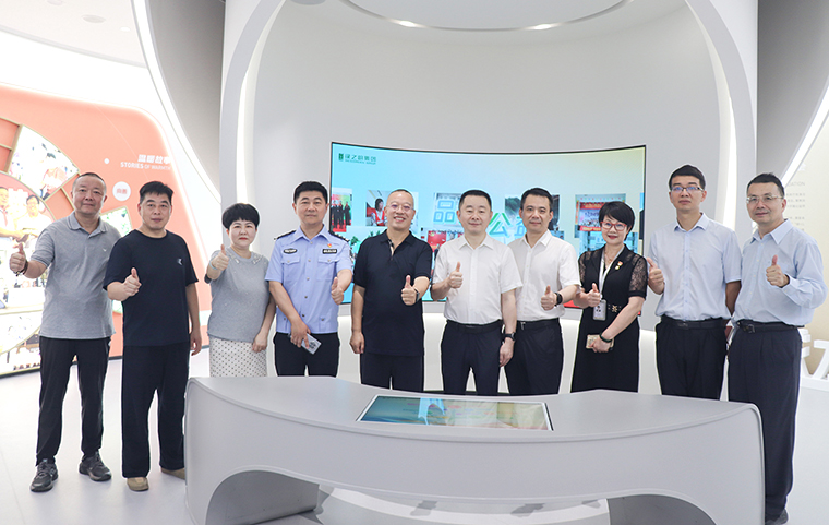 雨花區(qū)人民政府副區(qū)長(zhǎng)、區(qū)公安分局局長(zhǎng)周習(xí)文一行蒞臨綠之韻中心走訪調(diào)研