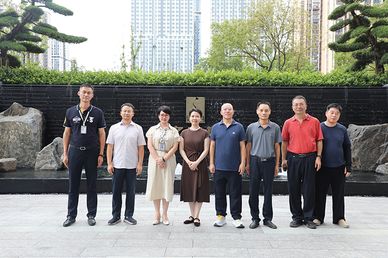 中共長(zhǎng)沙市雨花區(qū)區(qū)委常委、政法委書記劉燕妮一行蒞臨綠之韻中心調(diào)研